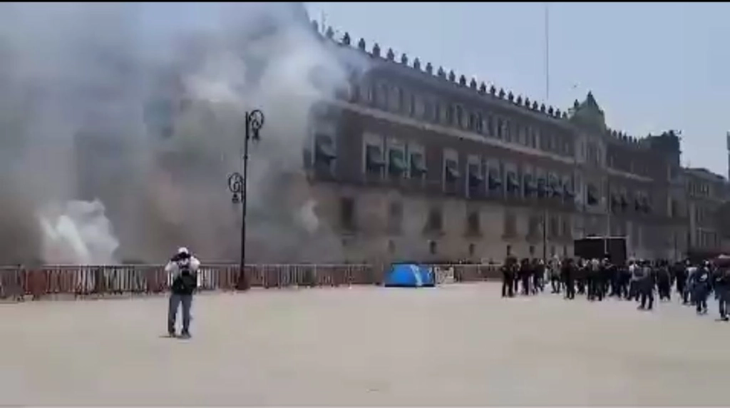 Lanzan Petardos Frente A Palacio Nacional