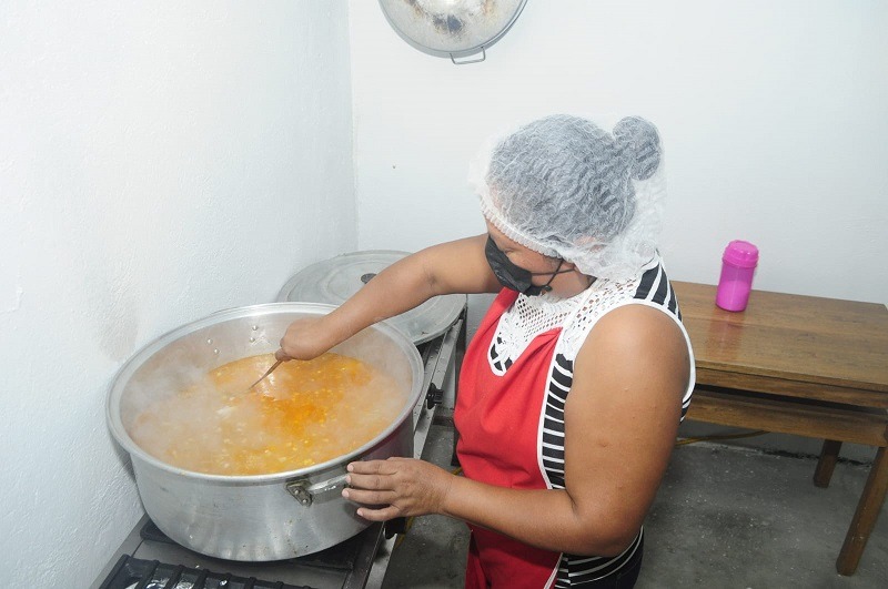 Contentas, mamás preparan desayunos escolares a sus hijos, otorgados por  DIF Tabasco