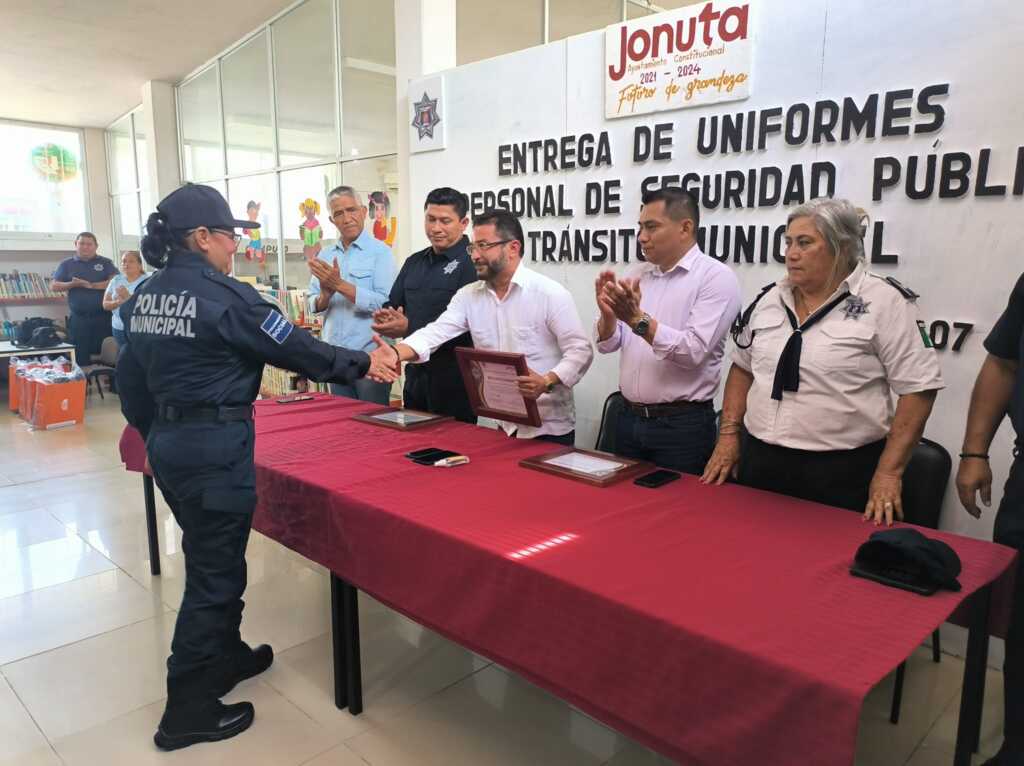 Entregan uniformes a personal de Seguridad Publica y Tránsito Municipal ...