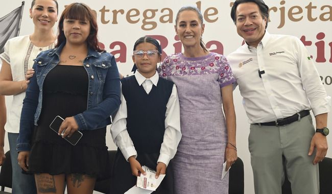 Sheinbaum entrega tarjetas de la Beca Rita Cetina para uniformes y útiles - Novedades de Tabasco